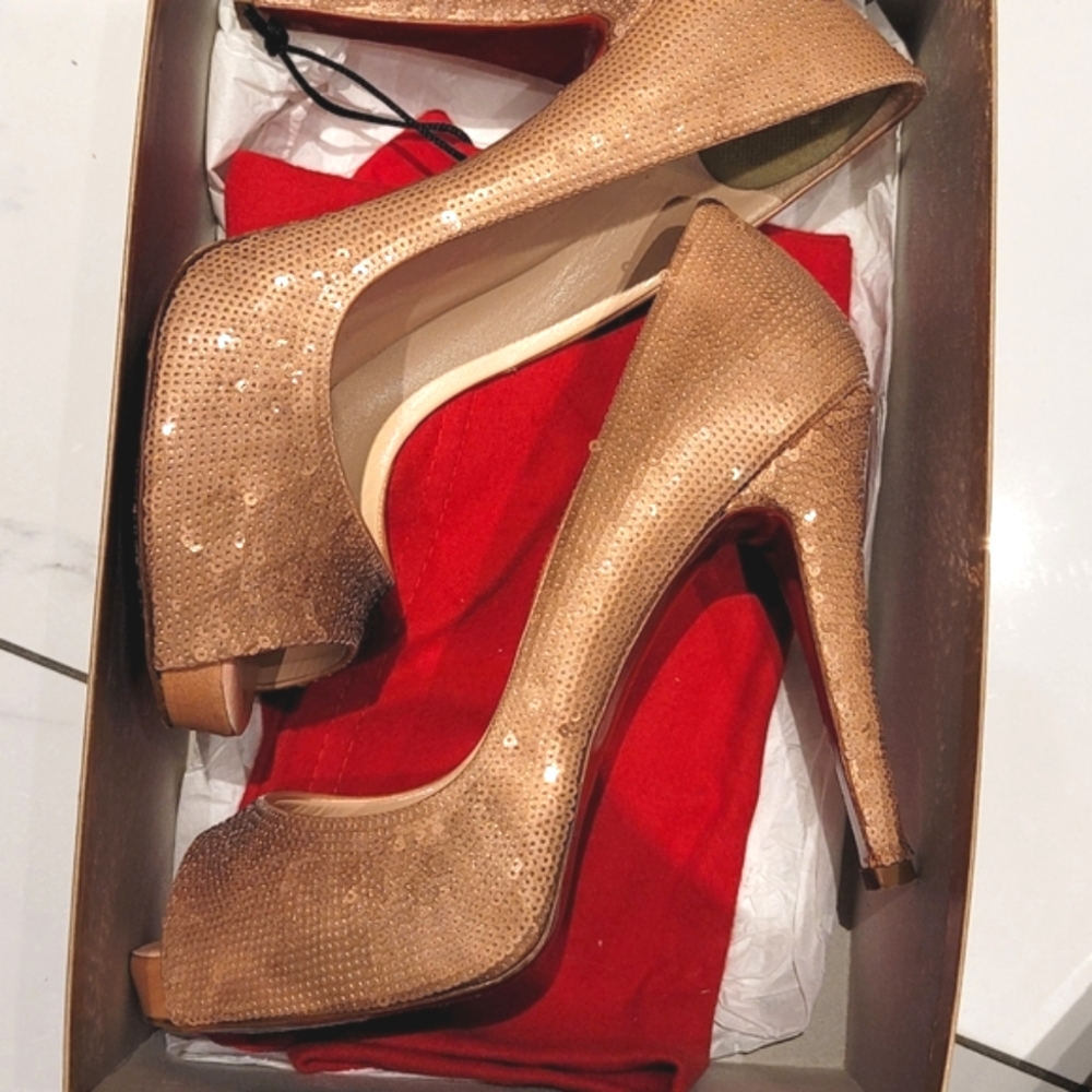 Extremely rare Christian Louboutin Very Prive in "Salmon" (nude) sequin in 37.5